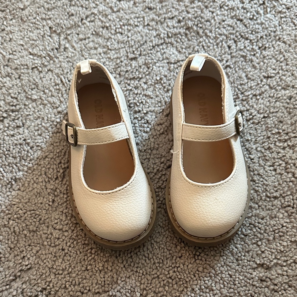 Toddler size 6 old navy shoes!